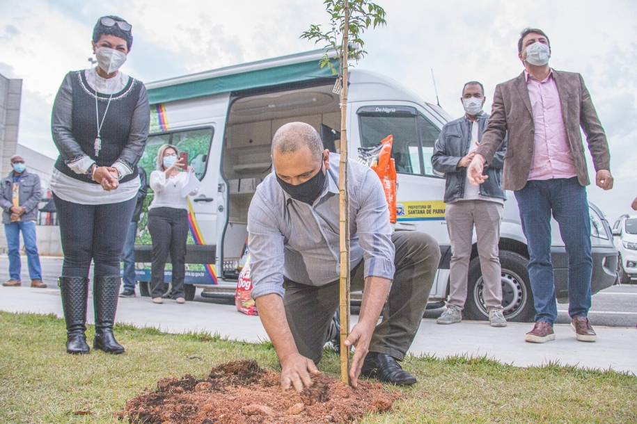 Marcos Tonho encerra Semana do Meio Ambiente plantando árvores 