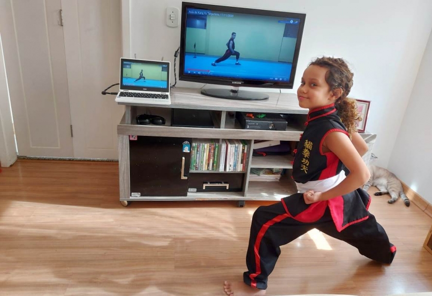 Crianças se divertem com lives e videoaulas esportivas