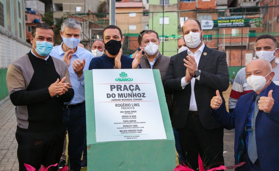 Rogério Lins entrega obras de reforma da Praça do Munhoz Junior