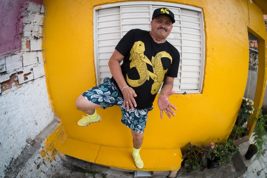 Com quase 50 anos, ex-cobrador de SP vira rei da sarrada na web