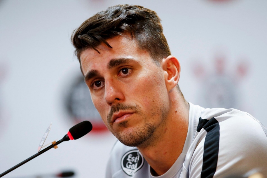 Corinthians rescinde com Danilo Avelar após ato racista na web