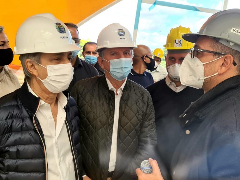 Furlan e Piteri vistoriam obras da Praça das Artes de Barueri