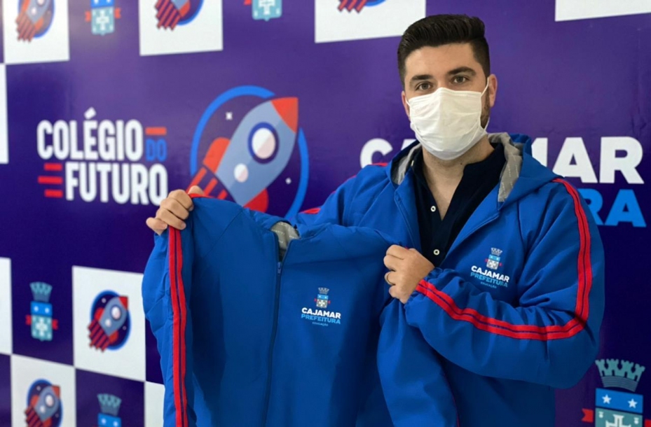 Danilo Joan entrega jaquetas de inverno para alunos de Cajamar