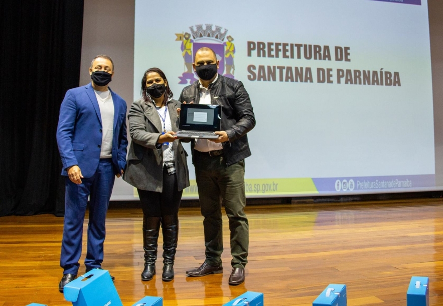 Marcos Tonho entrega 1800 chromebooks para Educação de Parnaíba