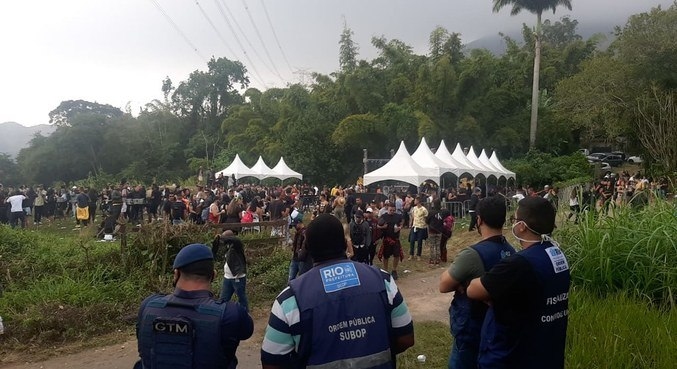 Polícia fecha festa clandestina com mais de 5 mil pessoas