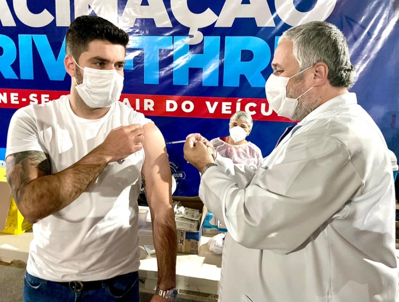 Prefeito Danilo Joan toma a primeira dose contra a COVID-19
