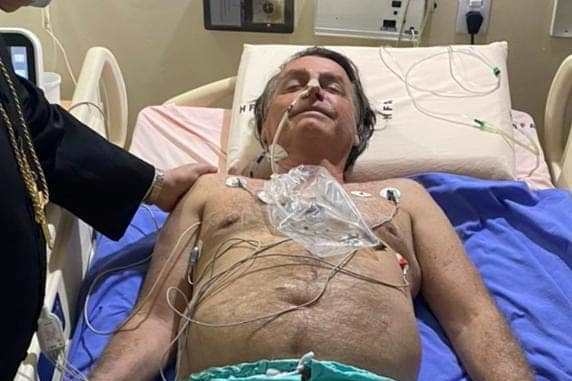 Bolsonaro é internado com obstrução intestinal devido a facada