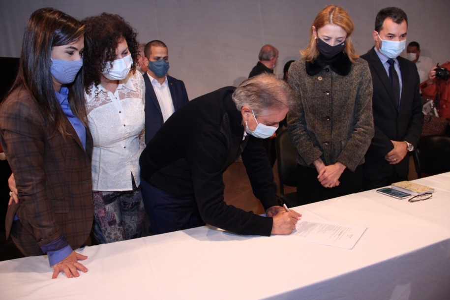 Furlan assina acordo que garante apoio às famílias de Barueri