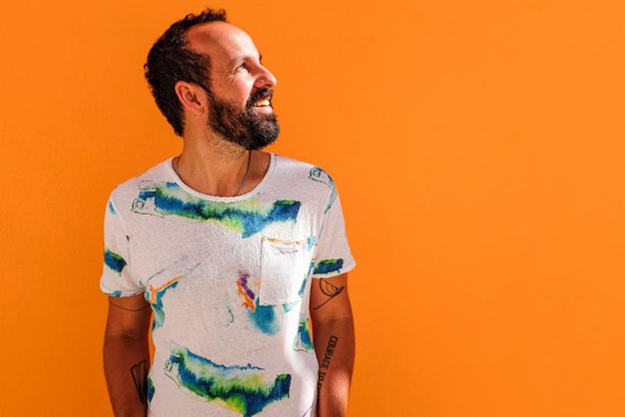 Produzido por Marcelo Camelo, o quinto álbum de Momo sai em 2017