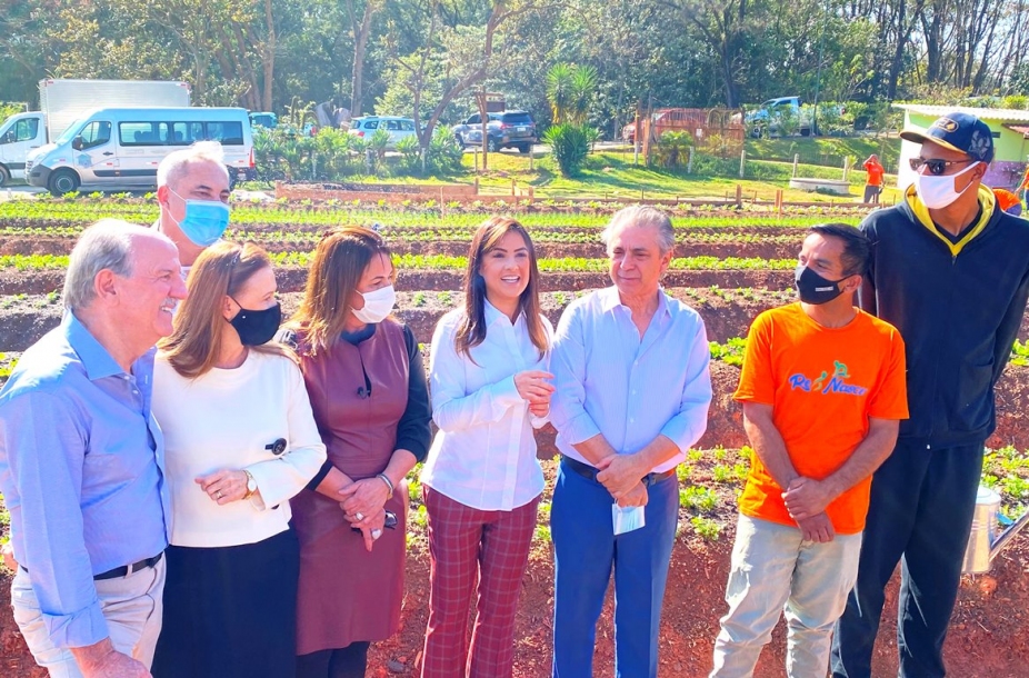 Horta da Gente resgata vidas e produz alimentos em Barueri