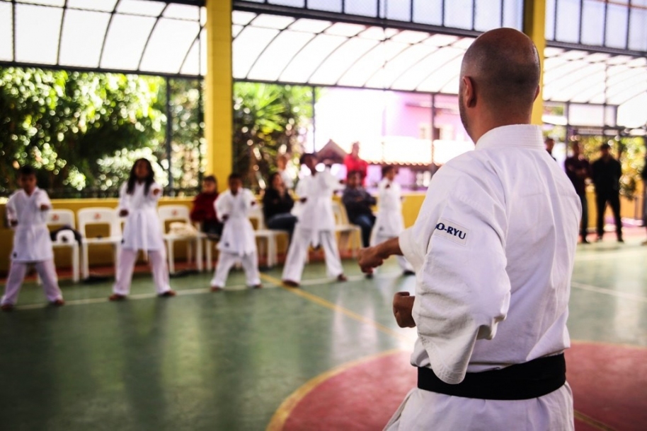 Jovens do Sítio Agar recebem doação de quimonos