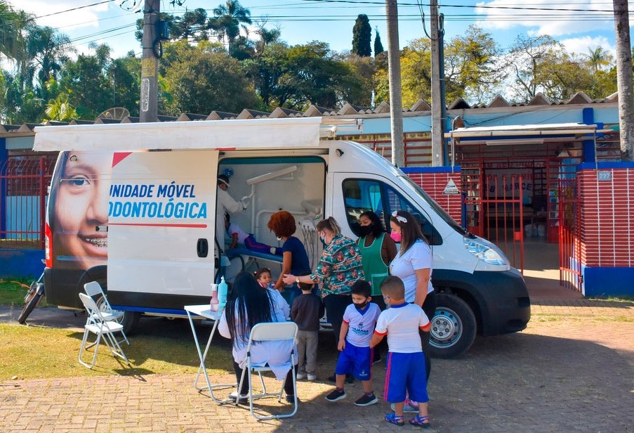 Van Odontológica atende alunos das escolas municipais de Cajamar