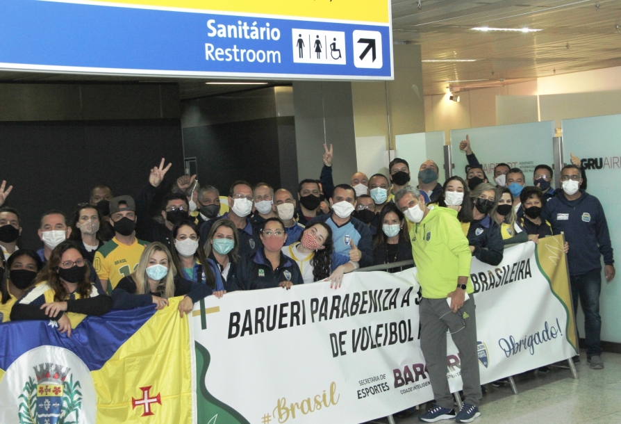 Torcedores de Barueri dão apoio à seleção de vôlei feminino