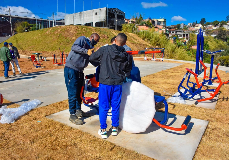 Nova Praça do Parque Panorama recebe academia ao ar livre 