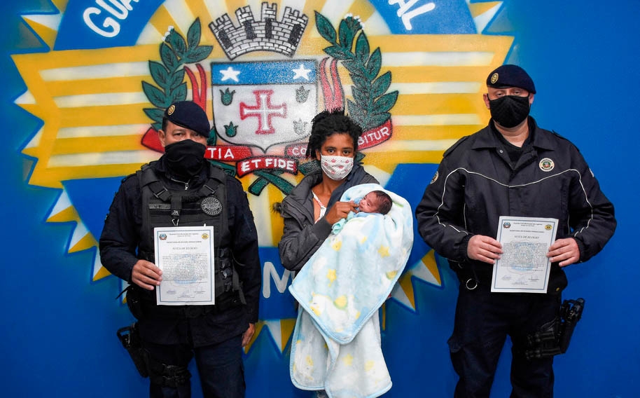 Guardas que salvaram bebê de engasgamento são homenageados 