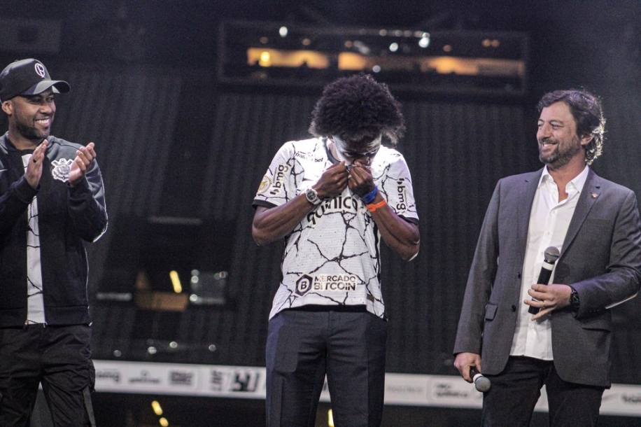 Corinthians apresenta o meia Willian que vestirá camisa 10