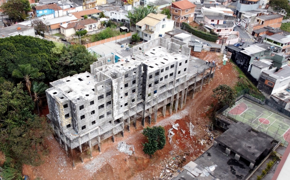 Secretaria de Obras começou a demolir três prédios inacabados
