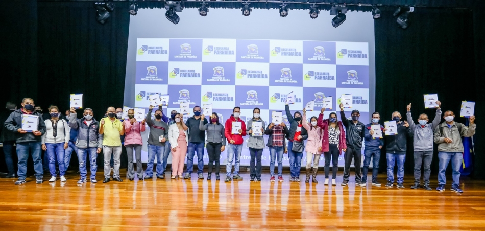 Mais 200 famílias de Parnaíba recebem o registro de imóveis 