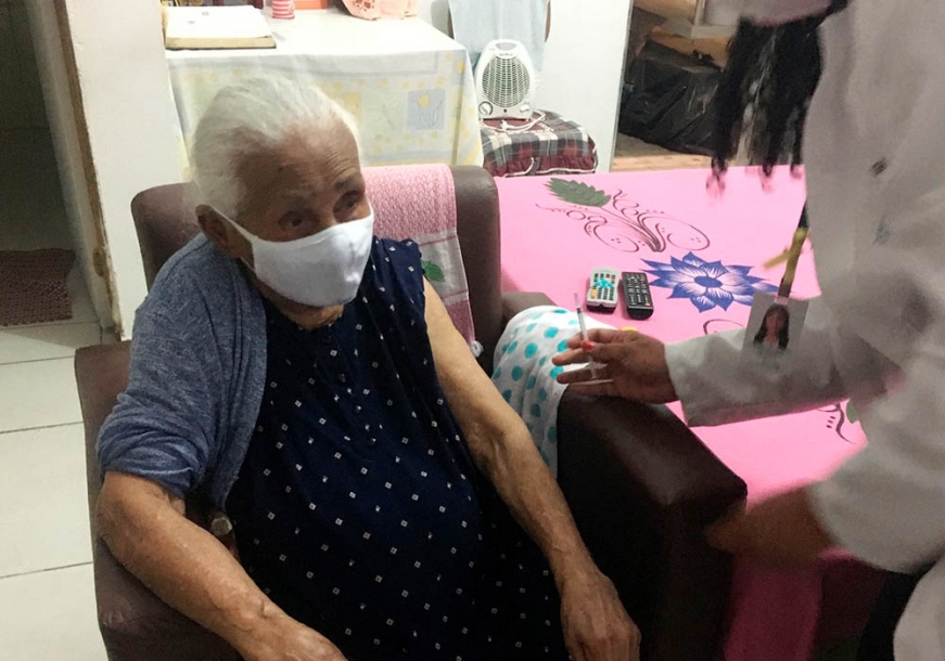Cajamar vacina idosos em casa com 3ª dose contra a COVID-19