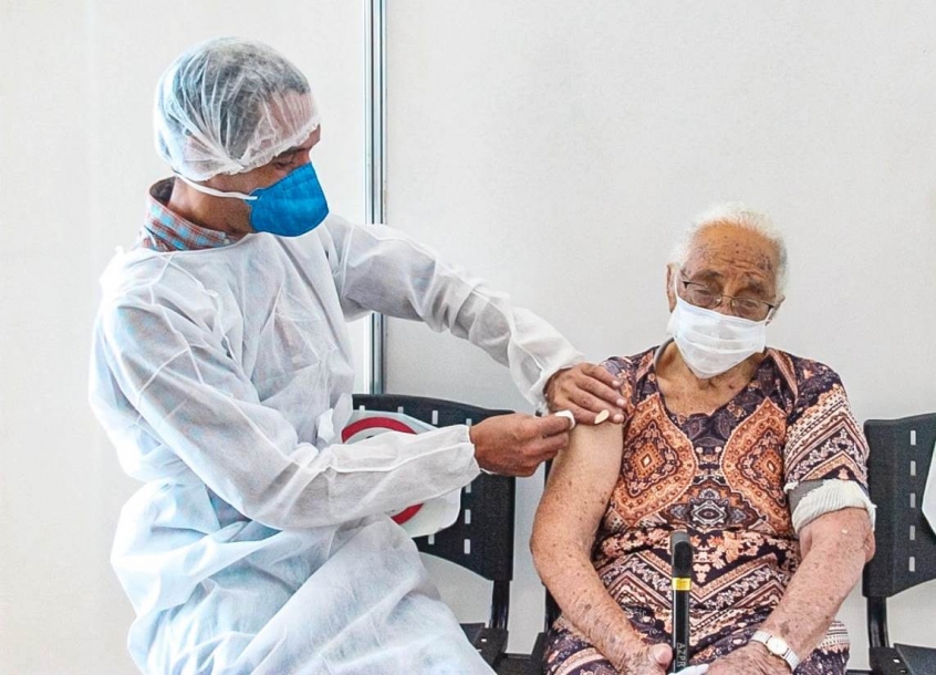 Idosos com mais de 90 anos já podem tomar 3ª dose em Barueri