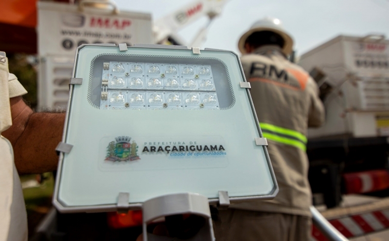 Araçariguama inicia troca da iluminação pública antiga por nova de LED 
