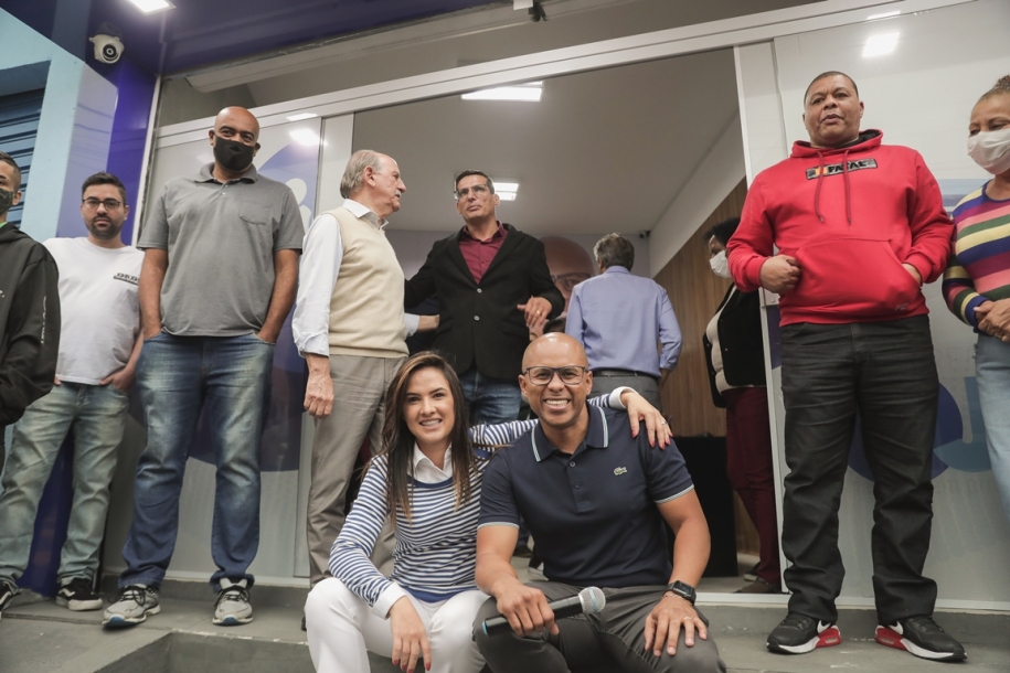 Bruna Furlan prestigia inauguração do escritório do vereador Hélio Jr