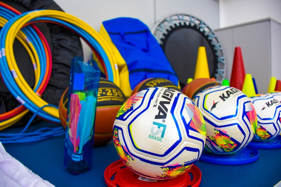 Colégios do Futuro de Cajamar recebem kits de materiais esportivos
