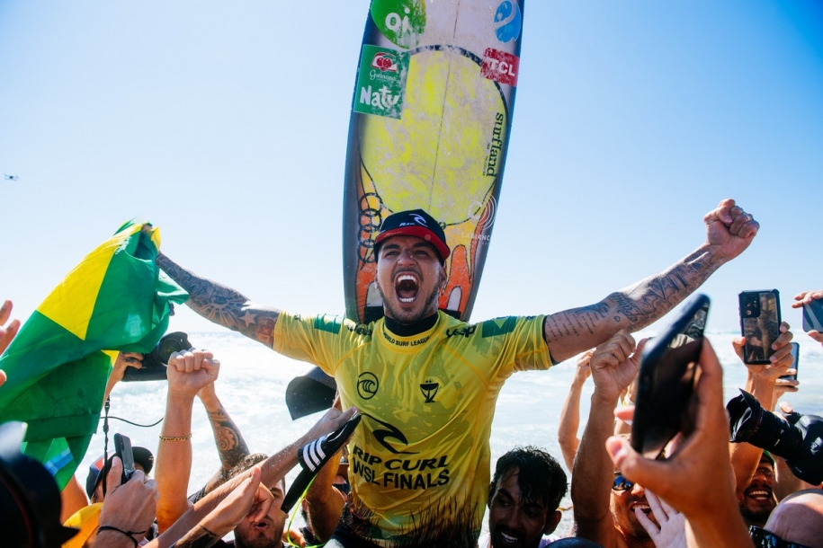 Gabriel Medina realiza sonho do tricampeonato mundial de surfe 