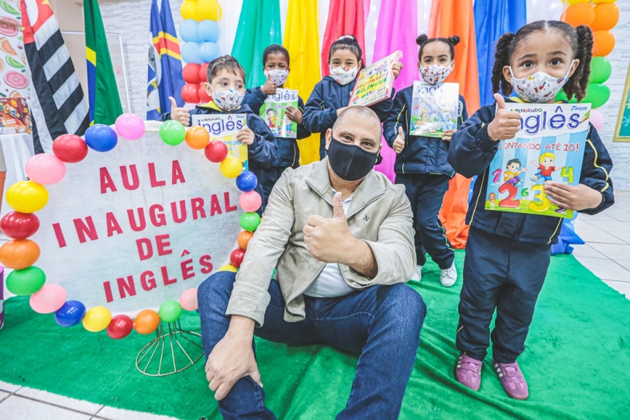 Marcos Tonho inova com as aulas de inglês para alunos do ensino infantil 