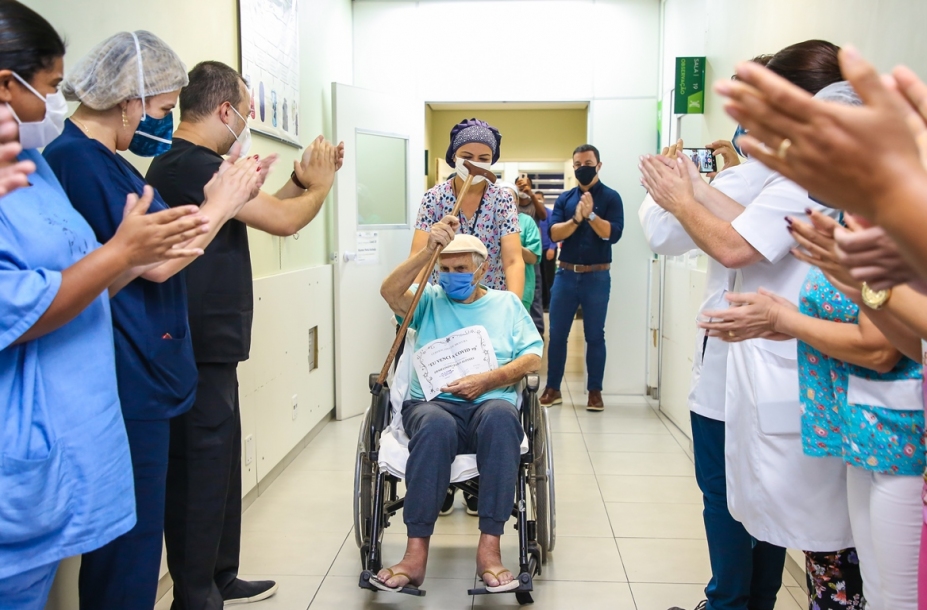 Família comemora alta de idoso de 102 anos internado com Covid-19