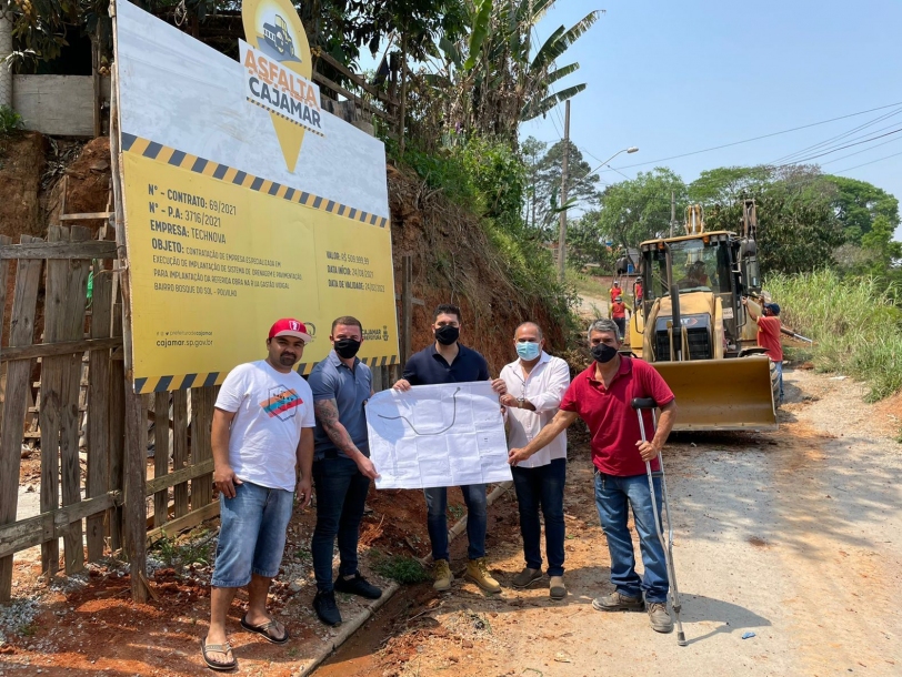 Danilo Joan acompanha o início da pavimentação da Rua Gastão Vidigal