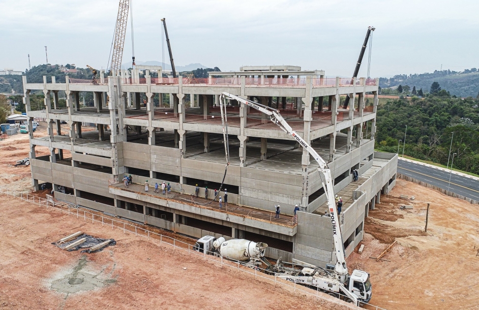 Novo Hospital Municipal recebe concretagem no primeiro andar