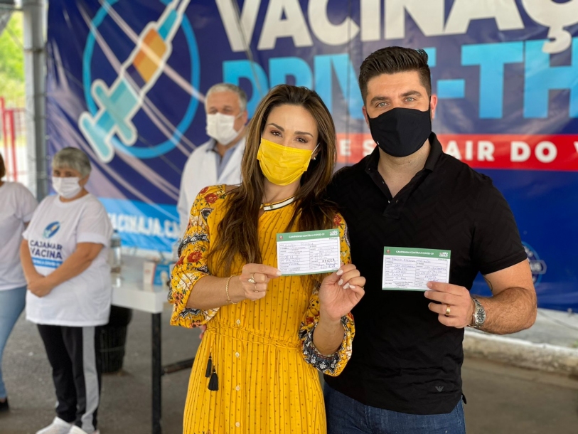 Danilo Joan e sua esposa Nadja Haddad tomam 2ª dose contra COVID-19 