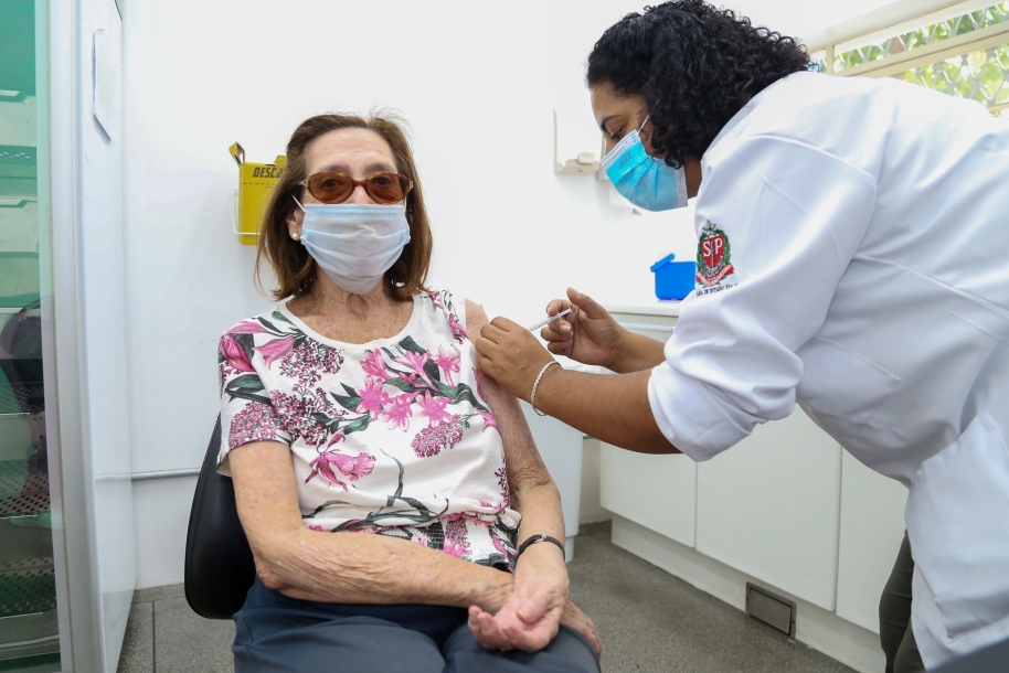 90% da população adulta está vacinada com a primeira dose 