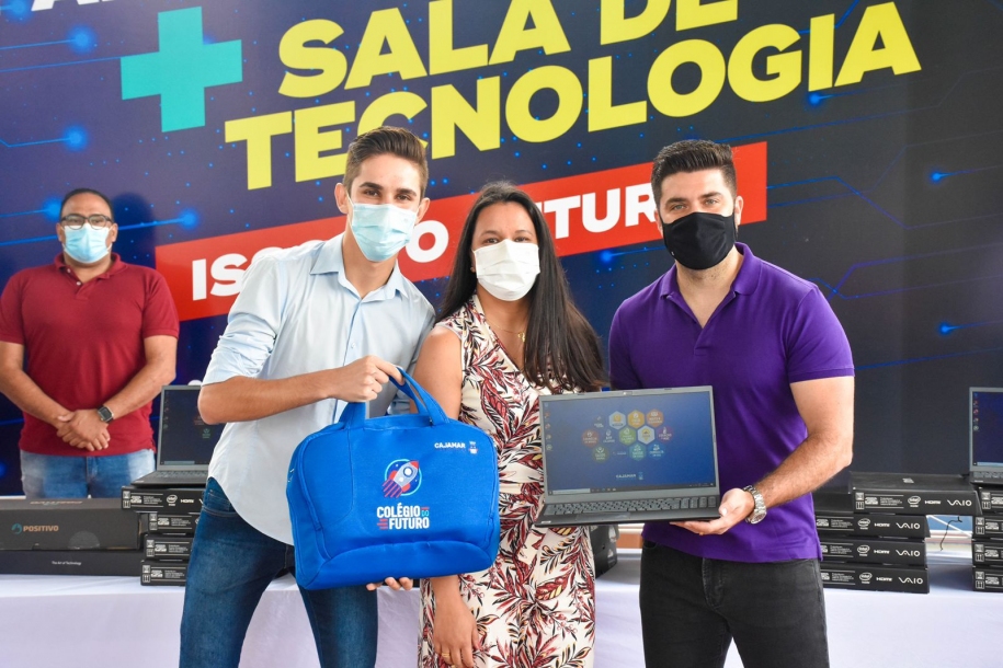 Danilo Joan entrega 300 computadores e notebooks para Educação 