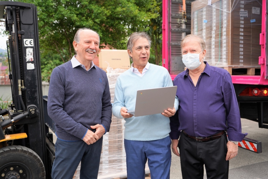 Furlan e Piteri entregam mais 7.500 modernos chromebooks em Barueri