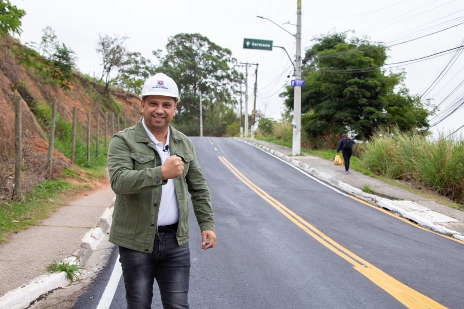 Prefeito Marcos Tonho acompanha pavimentação no Bairro Germano