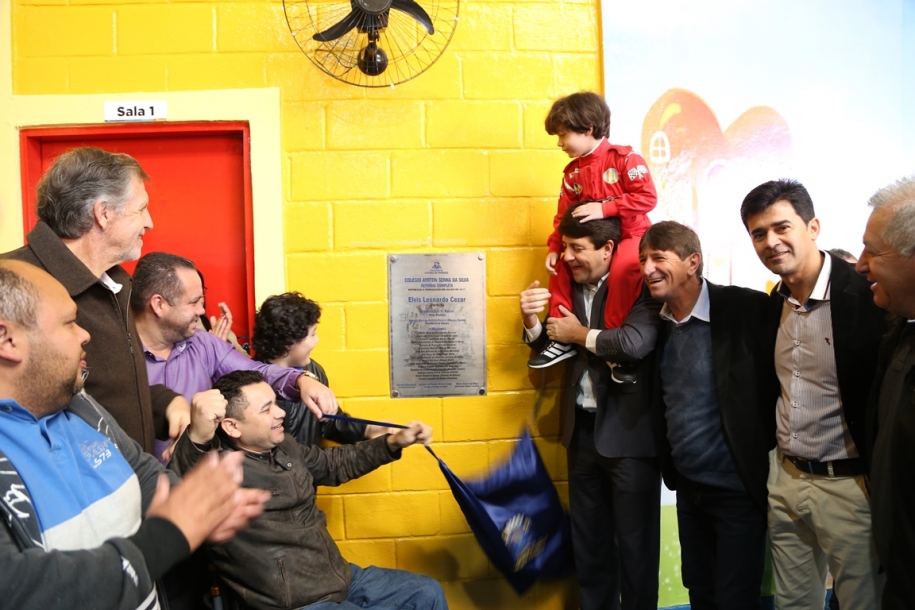 Elvis Cezar entrega modernização do Colégio Municipal Ayrton Senna