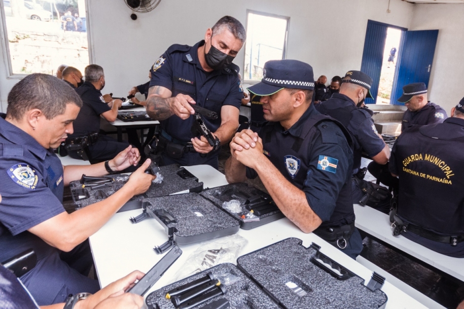 Prefeito reforça armamento com 410 pistolas 9mm e 35 carabinas 