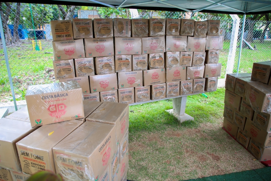 Prefeito Rogério Lins entrega cestas básicas em Osasco 