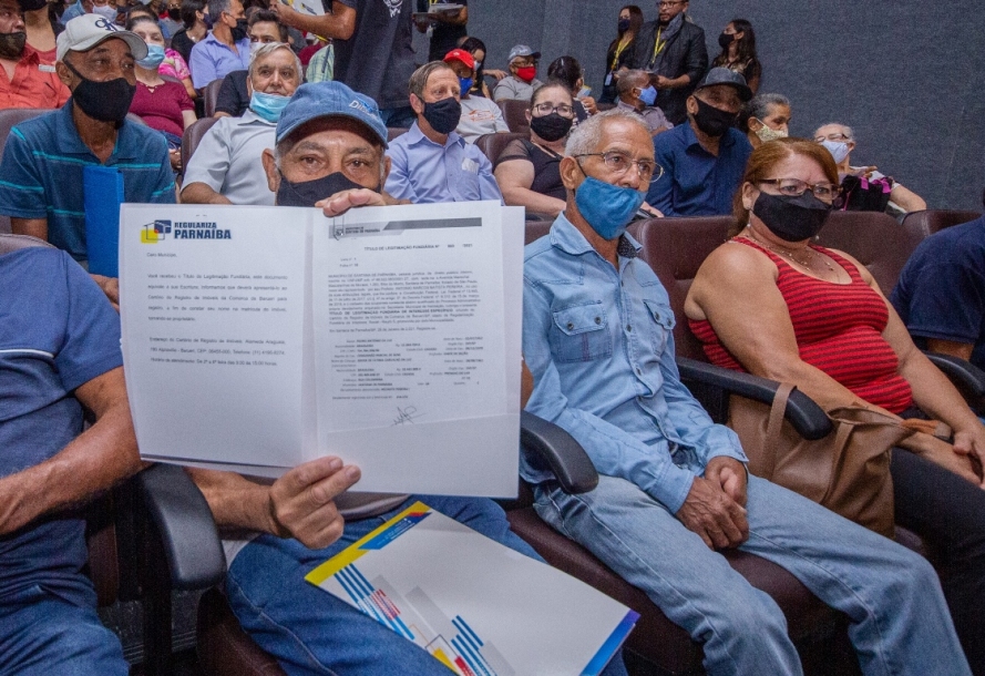 Cerca de 500 famílias recebem a escritura gratuita de imóveis