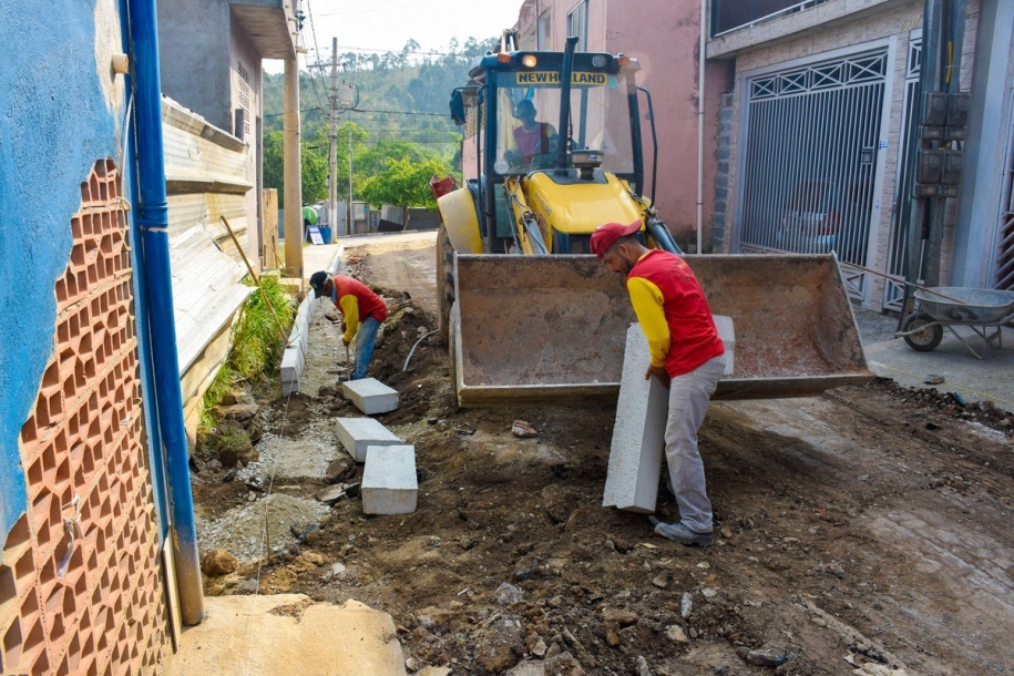 Infraestrutura inicia pavimentação asfáltica no bairro Olaria