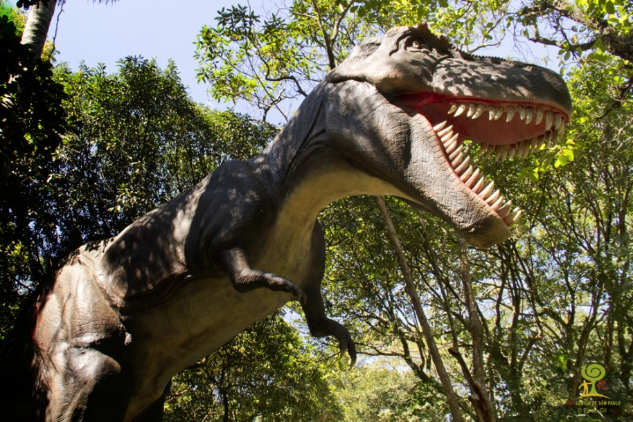 Nas férias escolares, Zoológico tem exposição com dinossauro 