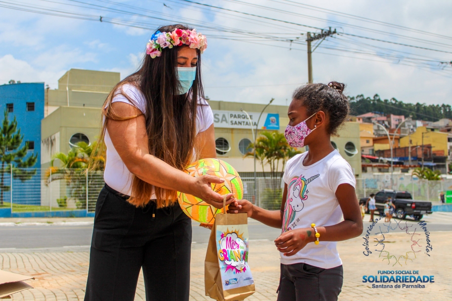 Vanessa Ferreira entrega mais de 11 mil sacolinhas com brinquedos 