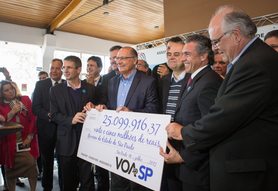 Geraldo Alckmin assina concessão de cinco Aeroportos no Estado  