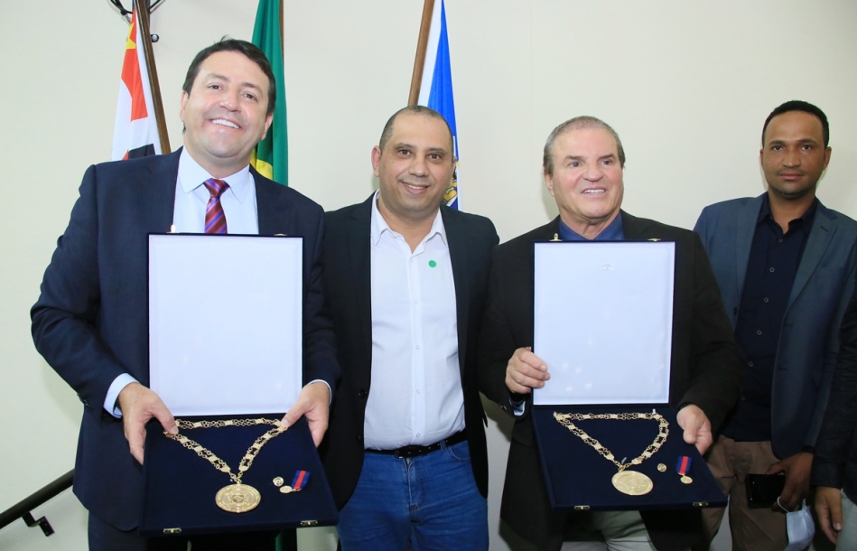 Elvis e Cezar recebem Medalha 14 de Novembro na Câmara Municipal