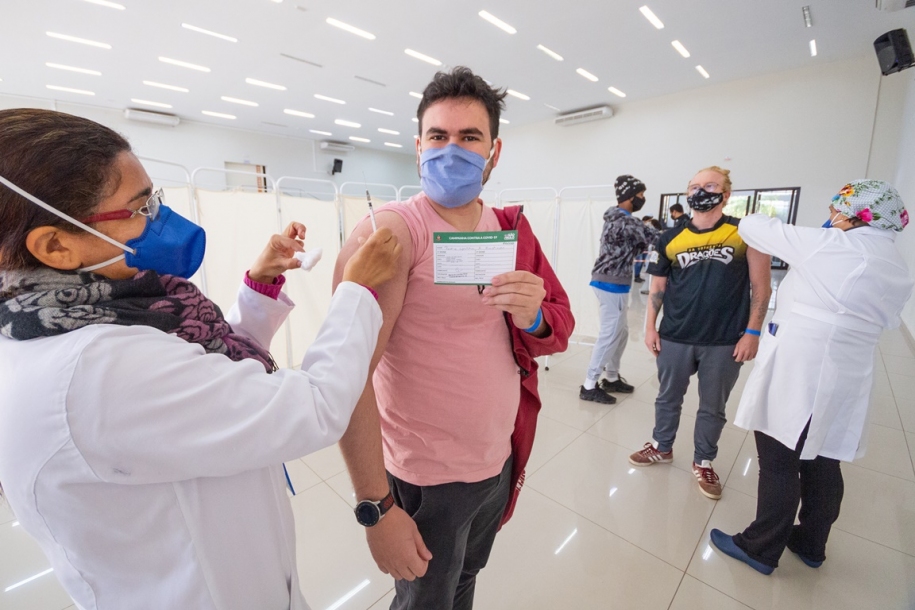 Parnaíba inicia aplicação da 3ª dose na população acima dos 18 anos