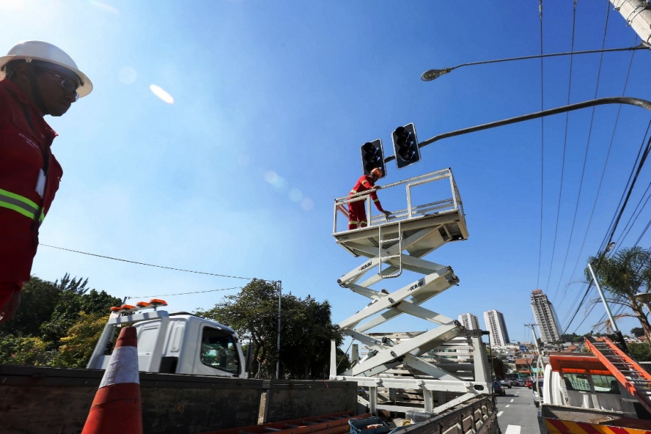 Nova sinalização semafórica e viária traz melhorias na Mobilidade 