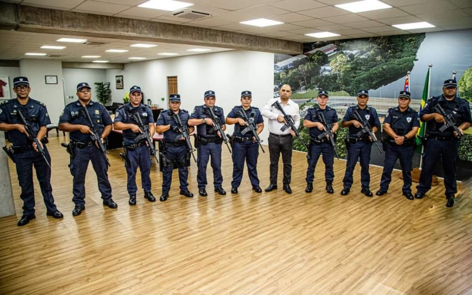 Prefeito Marcos Tonho arma GCM de Santana de Parnaíba com fuzis 556