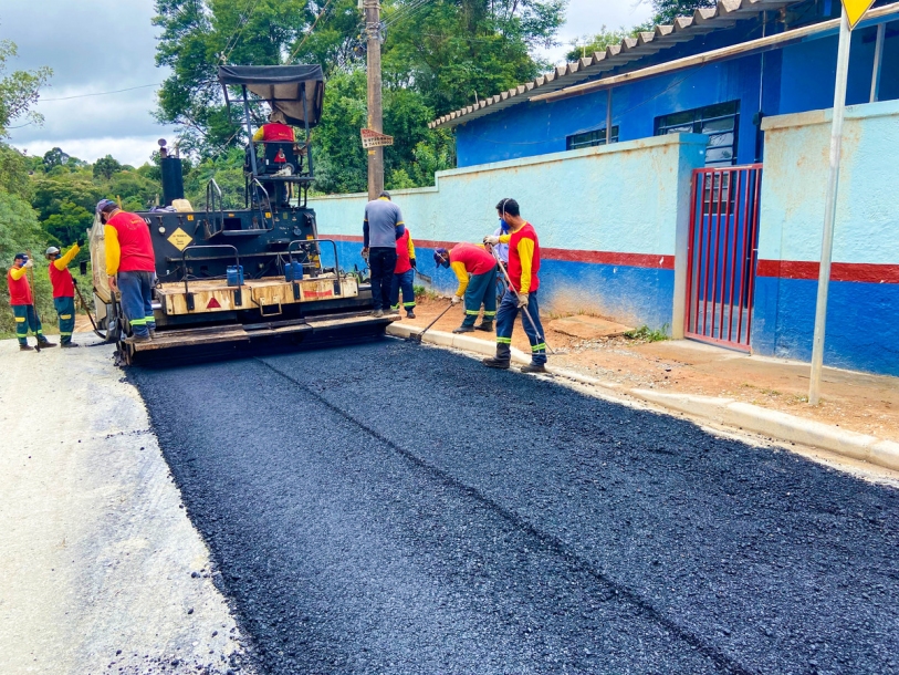 Estrada Francisco Missé recebe obras de pavimentação asfáltica